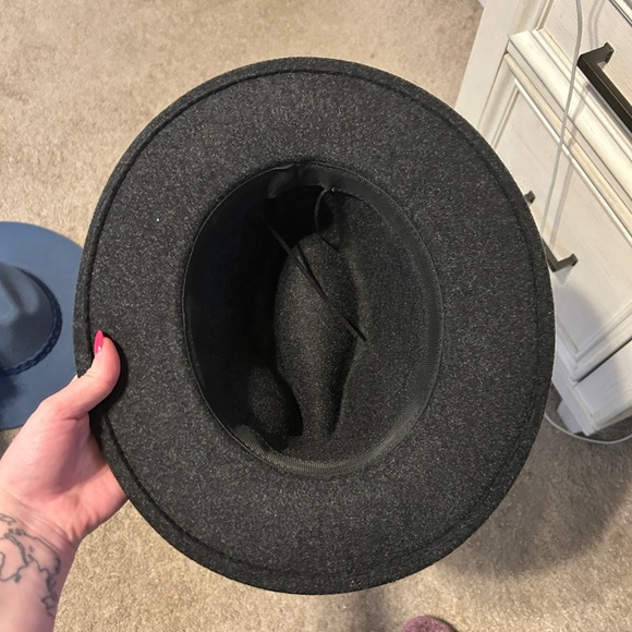 2 Women’s Hats Blue and Black Hat Set - Picture 3 of 7